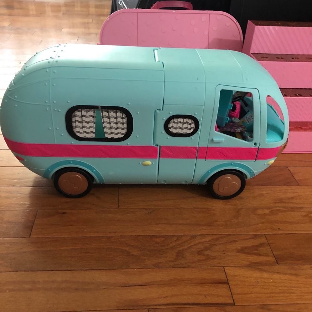 L.O.L. Camper, Carry Case and Stand